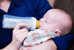 Signs your baby is full during&nbsp;feeding